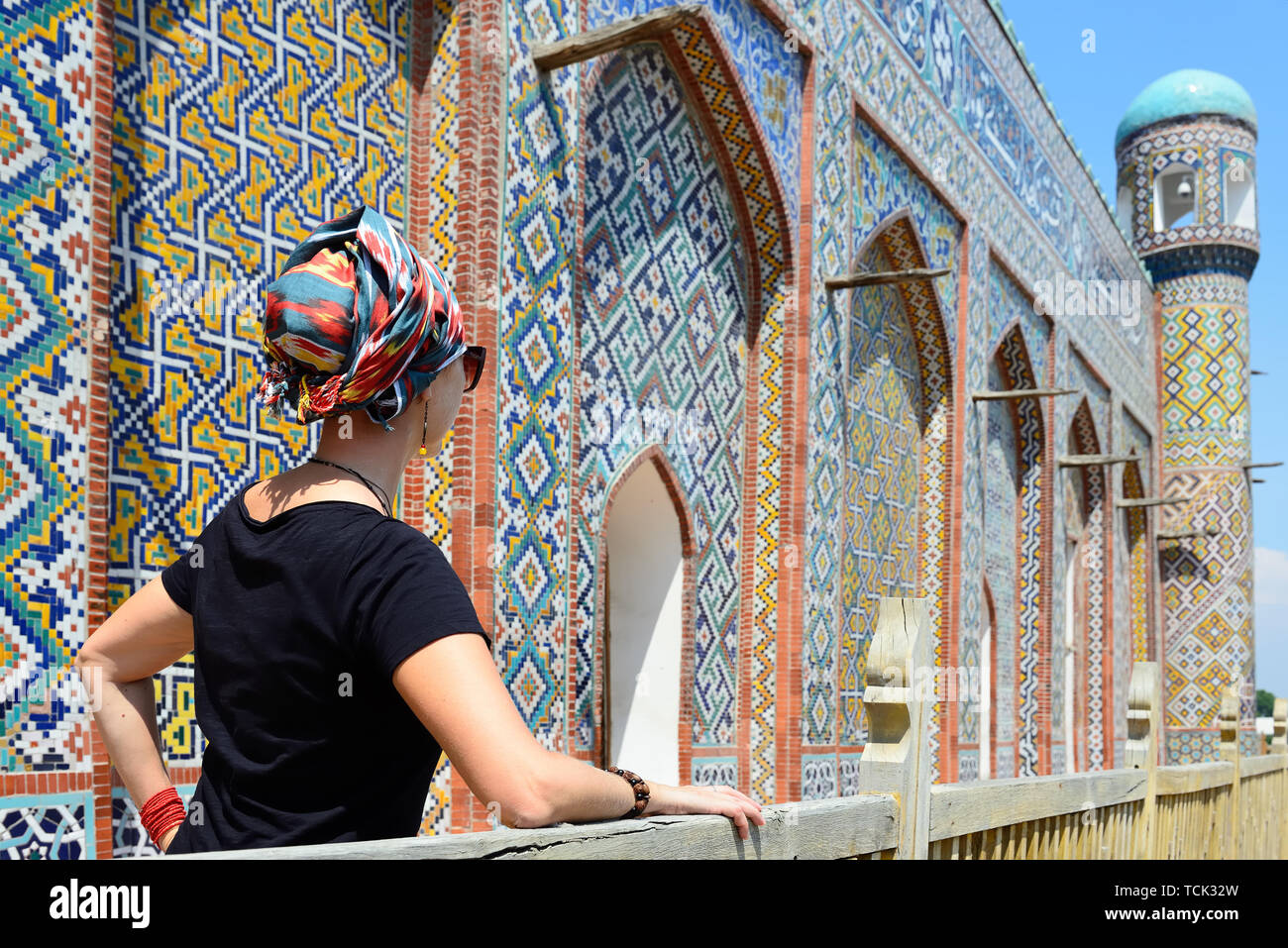 Tourist ammirando la Khudayar Khan Palace, le più popolari attrazioni della Valle di Fergana, Kokand, Uzbekistan, la Via della Seta Foto Stock