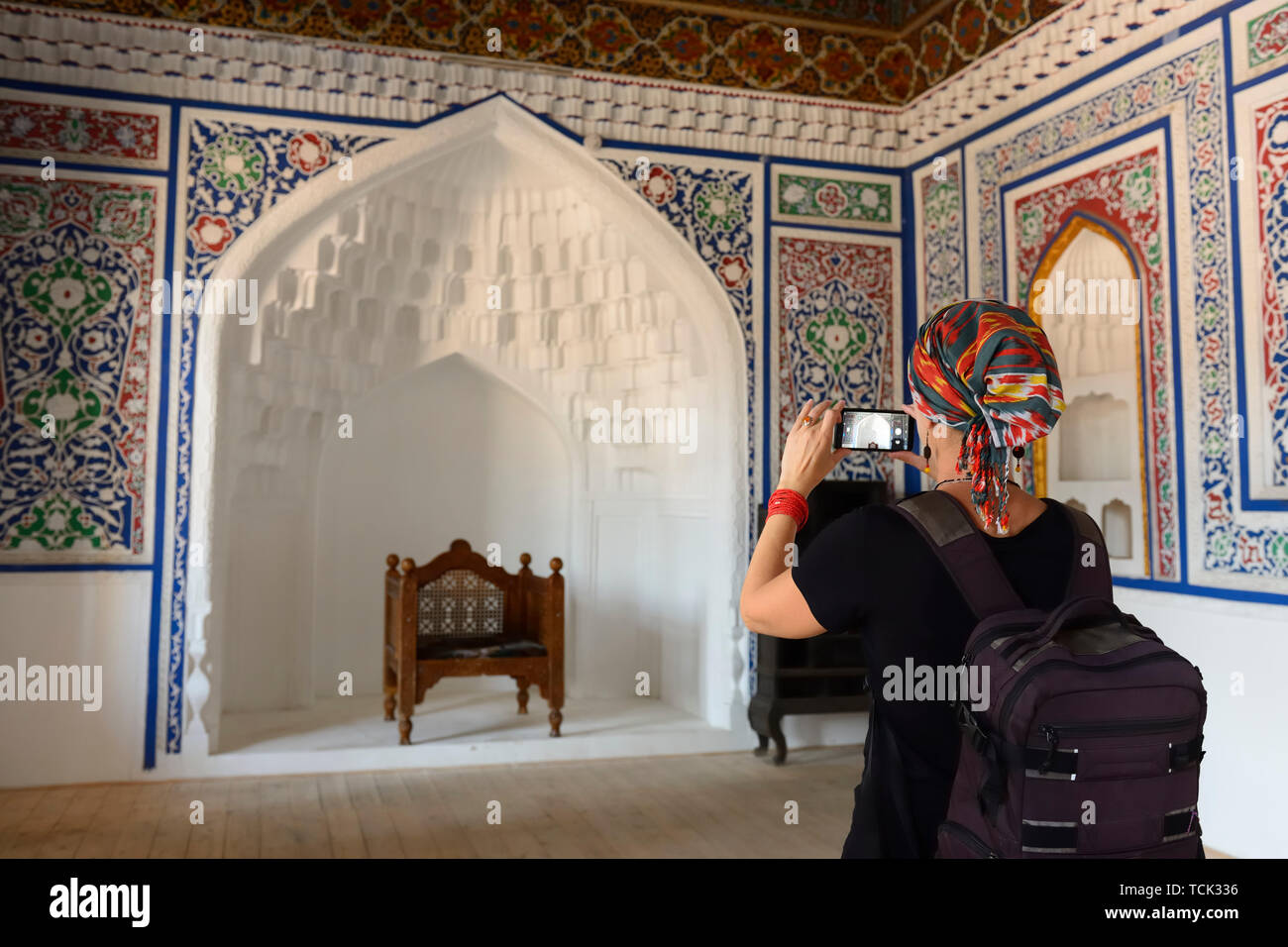 Tourist ammirando la Khudayar Khan Palace, le più popolari attrazioni della Valle di Fergana, Kokand, Uzbekistan, la Via della Seta Foto Stock