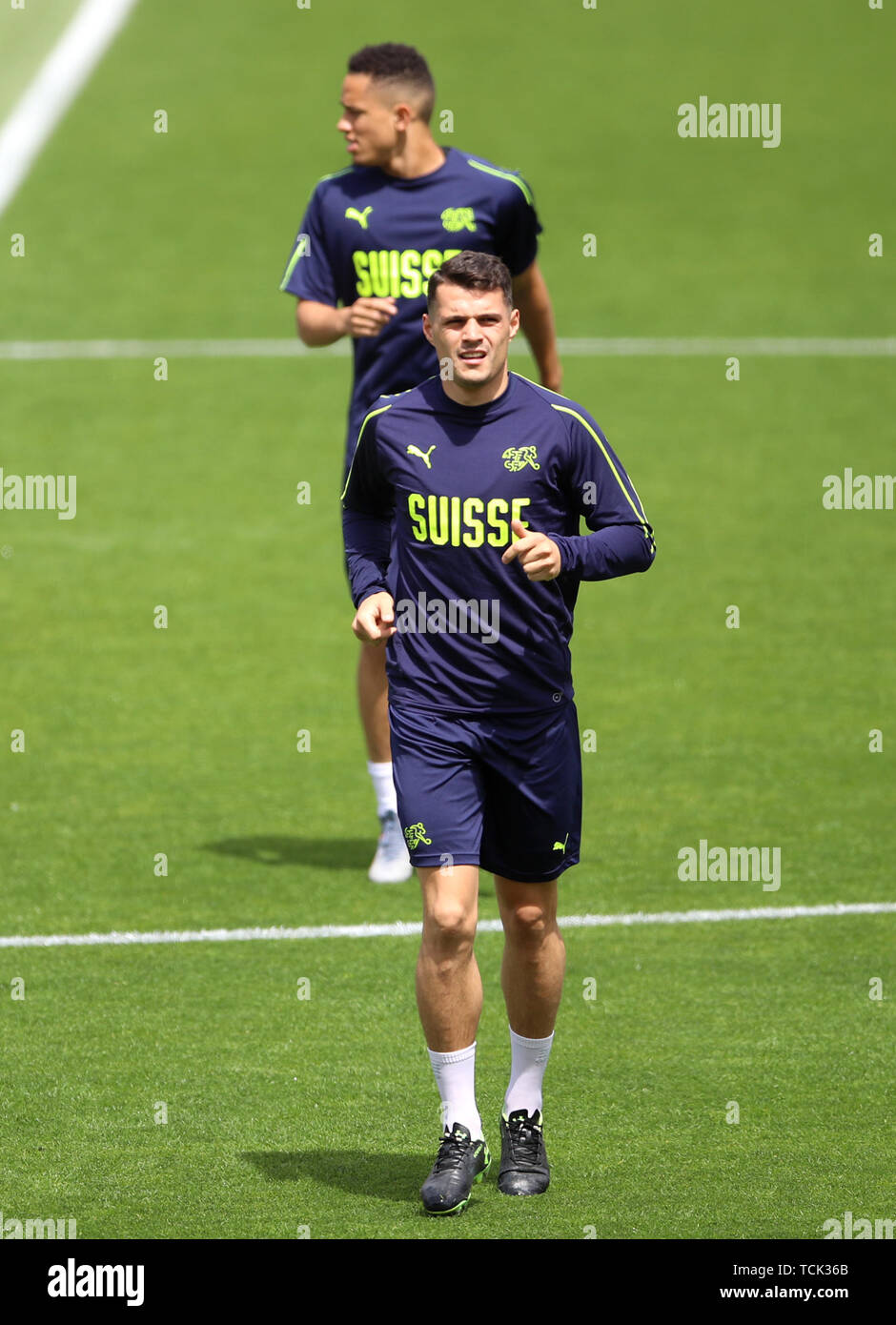 La Svizzera Granit Xhaka durante una sessione di formazione al Estadio D. Afonso Henriques di Guimaraes. Foto Stock