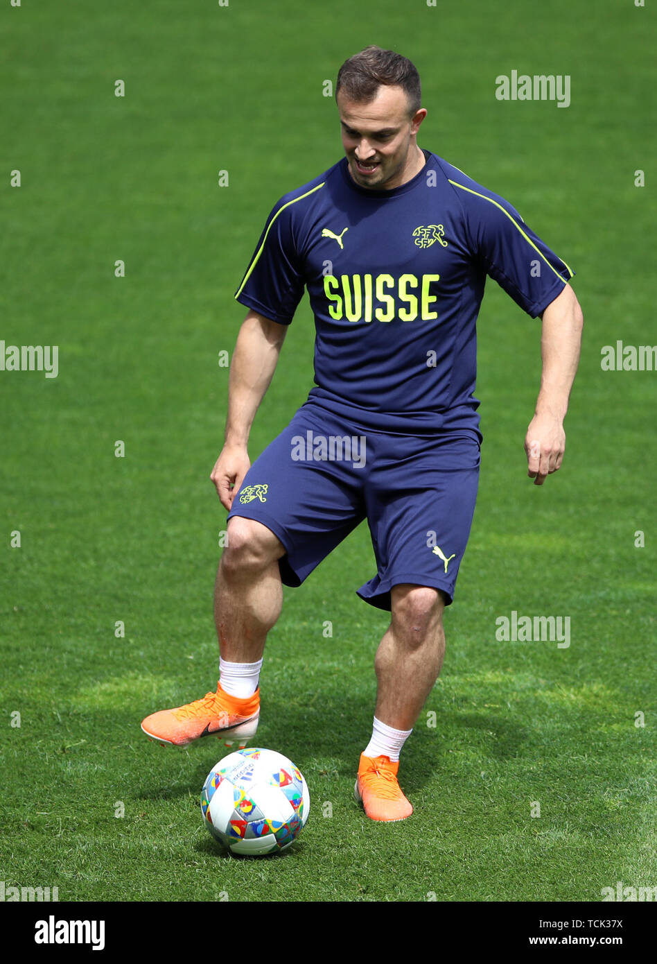 La Svizzera Xherdan Shaqiri durante una sessione di formazione al Estadio D. Afonso Henriques di Guimaraes. Foto Stock