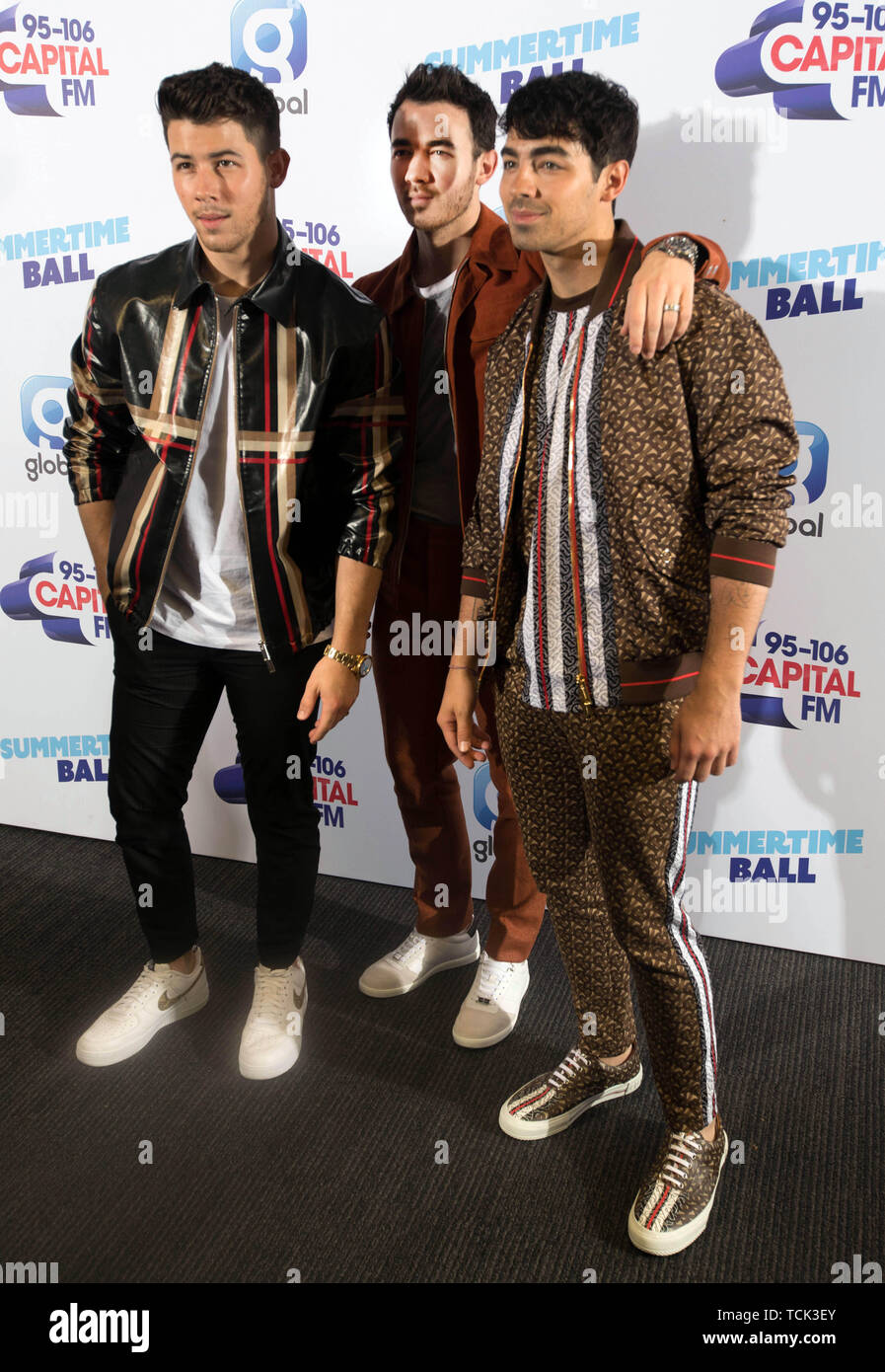 I membri della band il Jonas Brothers (da sinistra a destra) Nick Jonas, Kevin Jonas e Joe Jonas sul tappeto rosso del media esecuzione capitale durante il periodo estivo la sfera. Più grandi del mondo di stelle eseguire live per 80.000 ascoltatori di capitale allo Stadio di Wembley al Regno Unito il più grande festa estiva. Foto Stock