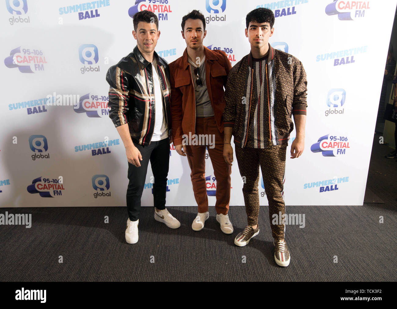 I membri della band il Jonas Brothers (da sinistra a destra) Nick Jonas, Kevin Jonas e Joe Jonas sul tappeto rosso del media esecuzione capitale durante il periodo estivo la sfera. Più grandi del mondo di stelle eseguire live per 80.000 ascoltatori di capitale allo Stadio di Wembley al Regno Unito il più grande festa estiva. Foto Stock