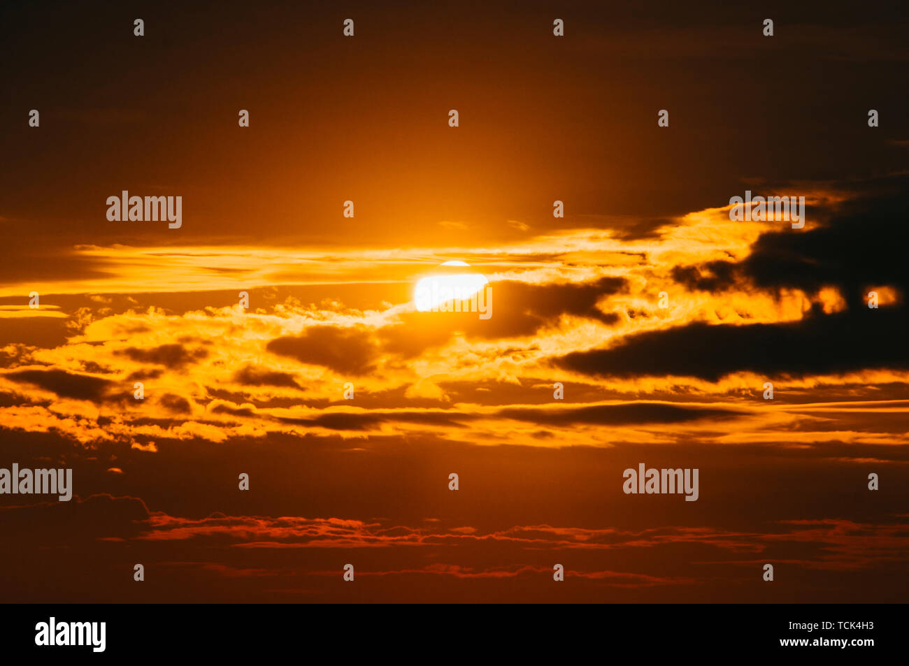 Splendida scenic del forte alba con fodera argento e nubi sul cielo arancione Foto Stock