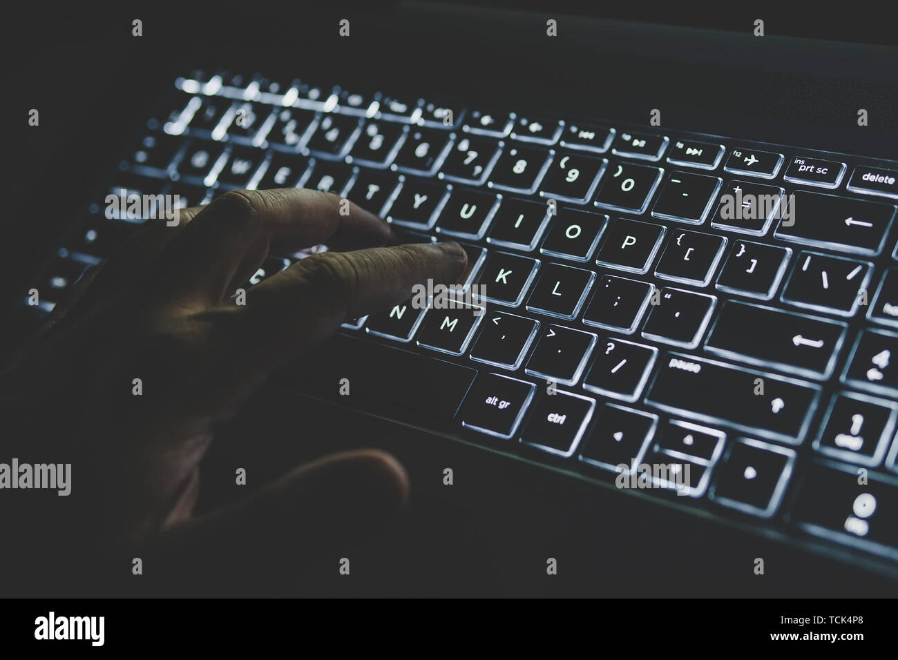 Programmatore o computer hacker codice di digitazione sulla tastiera del  notebook. La tastiera è accesa nella luce bianca. mano preme un tasto sul  computer Foto stock - Alamy