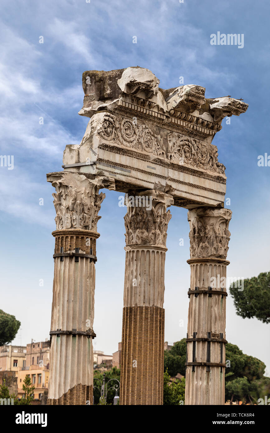 Tempio di Venere Genitrice, 46 A.C. con colonne e capitelli in stile corinzio, Foro Romano, Roma, sito patrimonio mondiale dell'UNESCO, Italia, Lazio, Europa Foto Stock