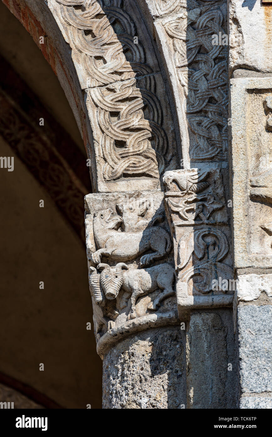 Dettaglio di un capitale con la colonna. Antica Basilica di Sant'Ambrogio, 379-1099, in stile romanico lombardo. Milano, Lombardia, Italia, Europa Foto Stock