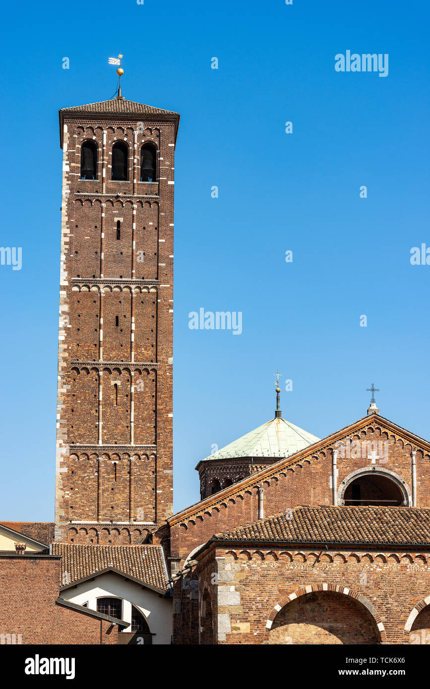 Antica Basilica di Sant'Ambrogio, 379-1099, in stile romanico lombardo, facciata, torre campanaria e la cupola. Milano, Lombardia, Italia, Europa Foto Stock