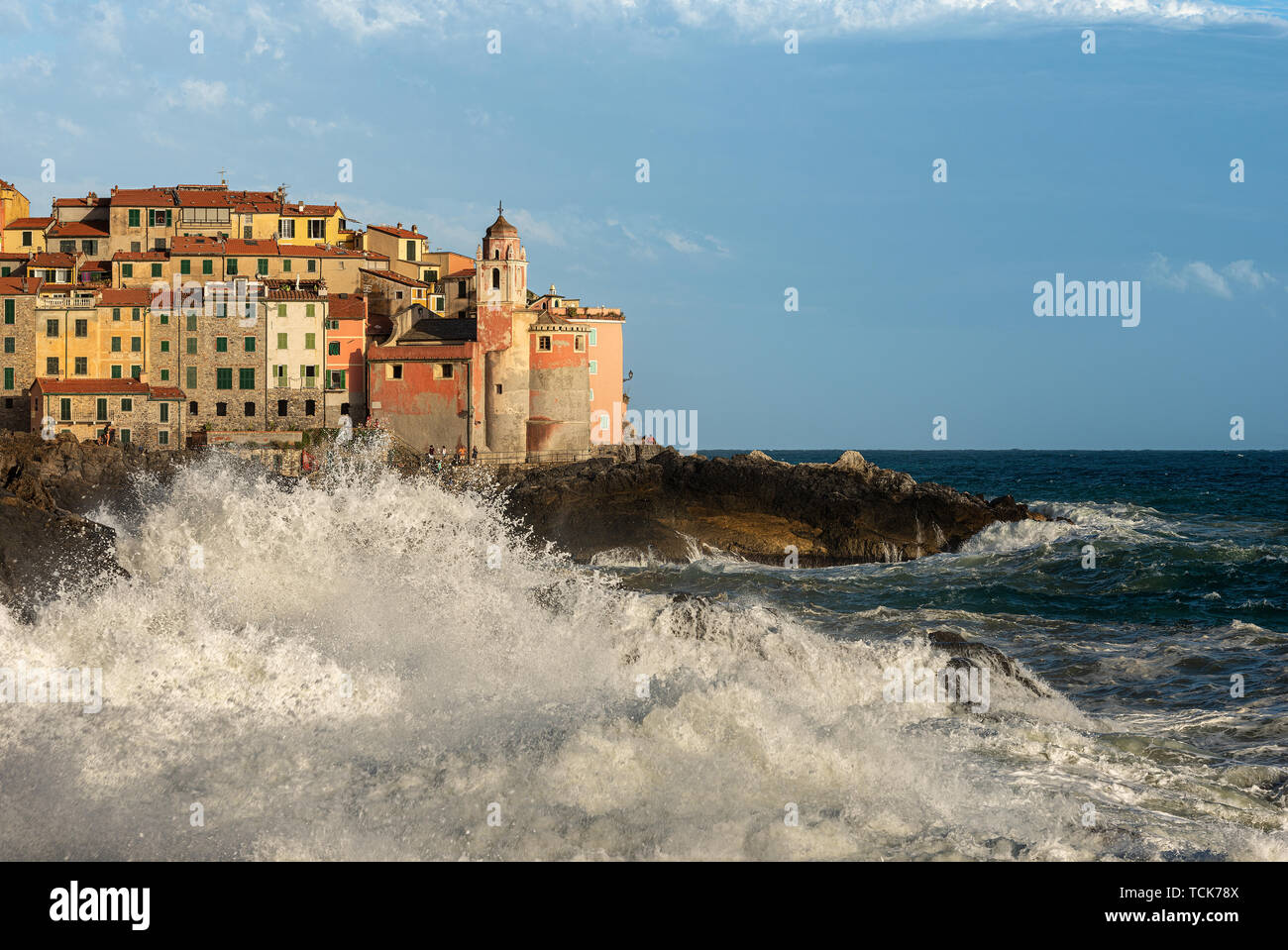 Grandi onde nel mare Mediterraneo. Il borgo antico di Tellaro durante una tempesta di mare. La Spezia, Liguria, Italia, Europa Foto Stock