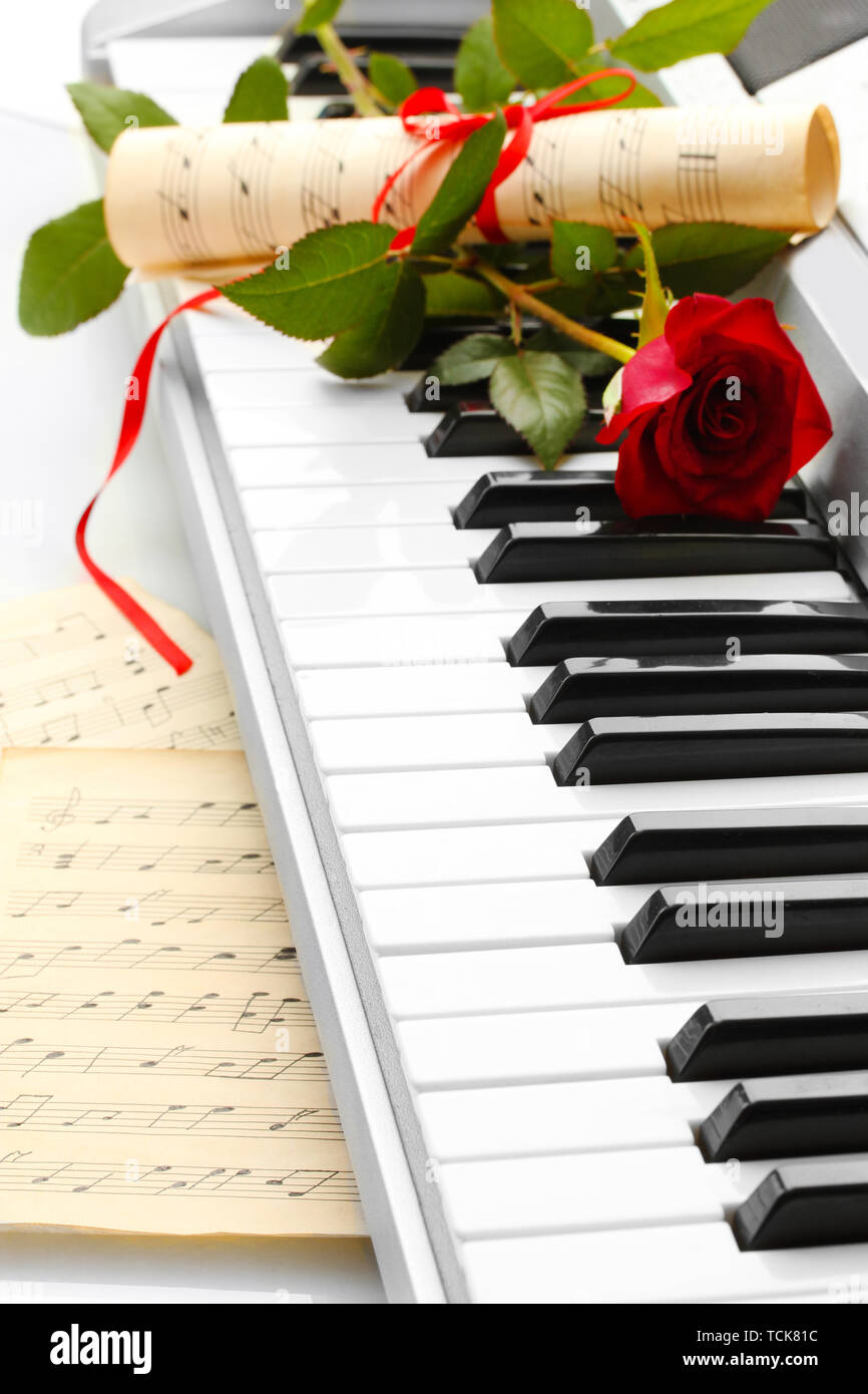 Sfondo della tastiera di pianoforte con fiore Foto stock - Alamy