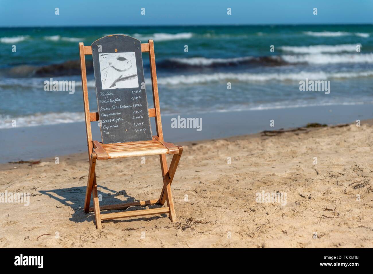 Sedia, prezzo di etichetta, nessuno, spiaggia, Baltic resort Boltenhagen, Meclemburgo-Pomerania, Germania Foto Stock