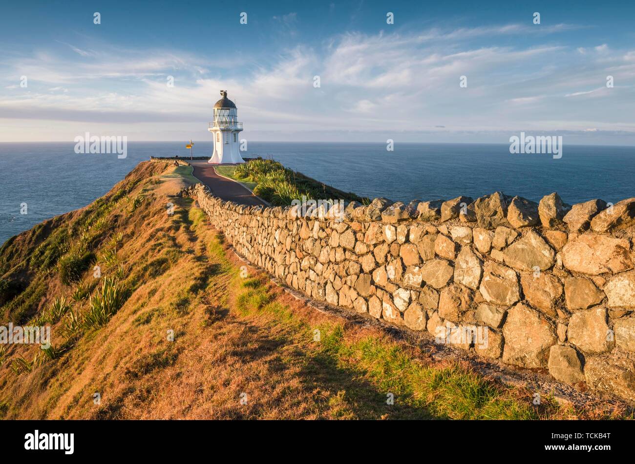 Via con muro di pietra conduce al faro di Cape Reinga, estremo Nord distretto, Northland e North Island, Nuova Zelanda Foto Stock