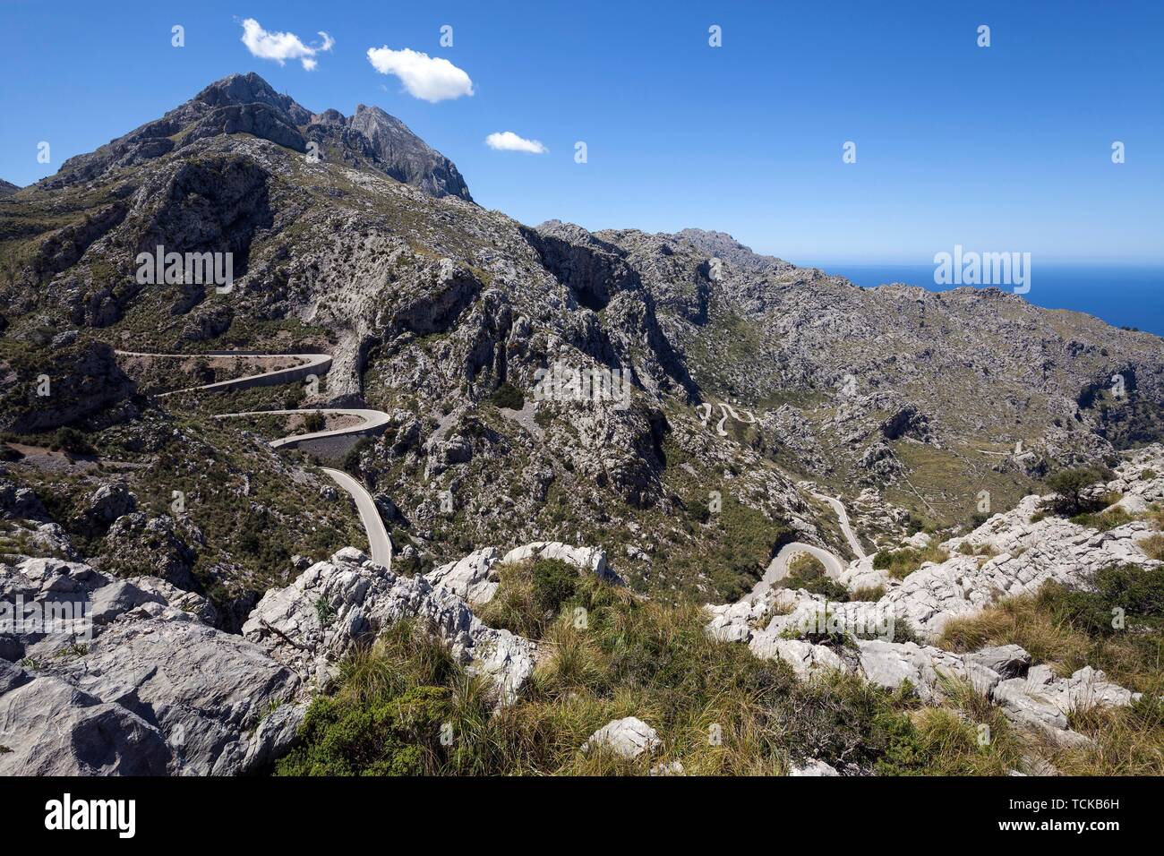 Strada a serpentina attraverso montagne brulle a Sa Calobra, Serra de Tramuntana, Maiorca, isole Baleari, Spagna Foto Stock