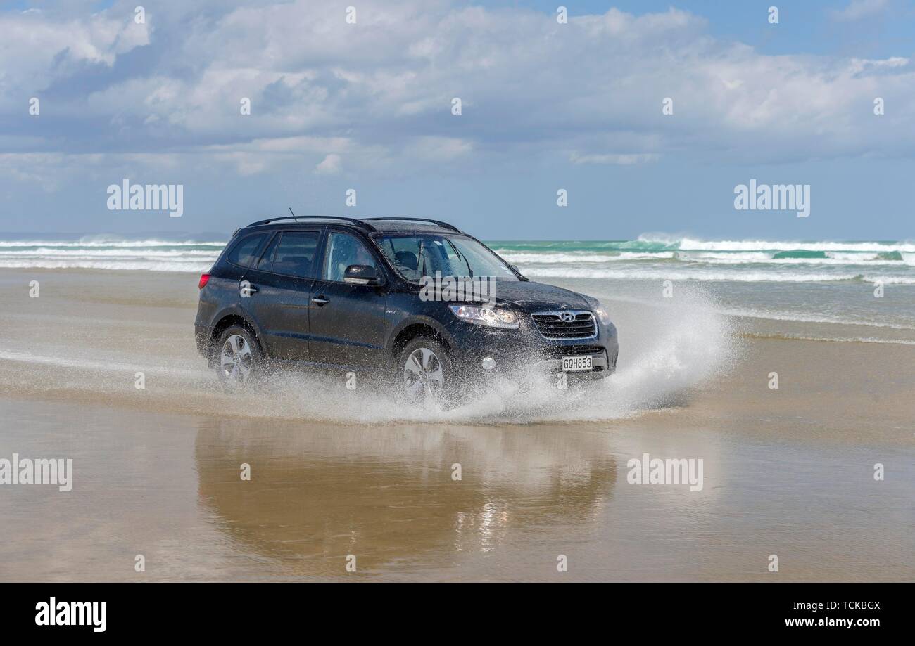 Nero Hyundai Santa Fe 4x4 veicolo fuoristrada rigidi sulla spiaggia sabbiosa di novanta miglia di spiaggia in acqua, estremo Nord distretto, Northland e North Island Foto Stock