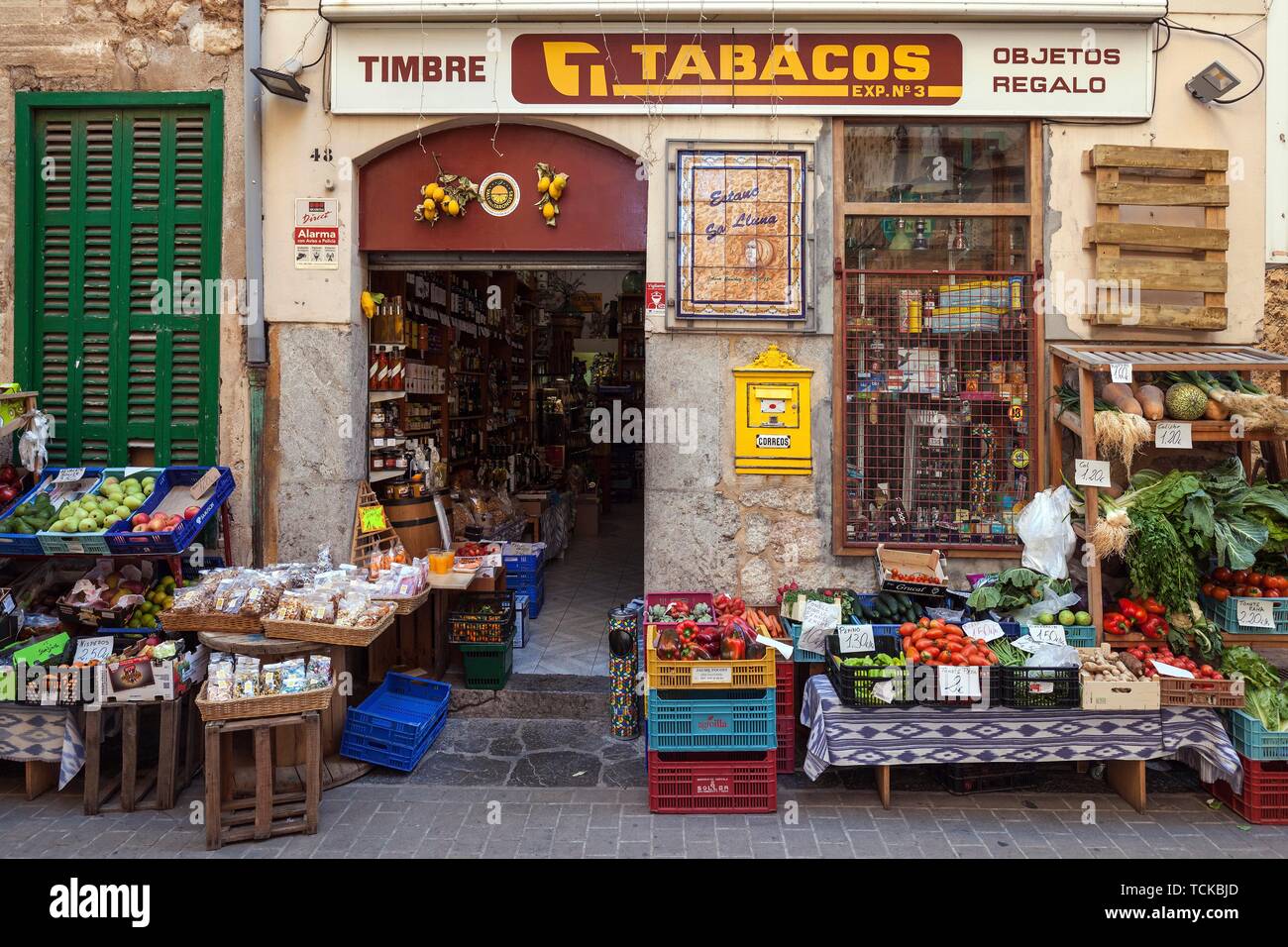 Piccolo negozio di alimentari, frutta e verdura, la città vecchia di Soller, Soller, Sierra de Tramuntana, Maiorca, isole Baleari, Spagna Foto Stock