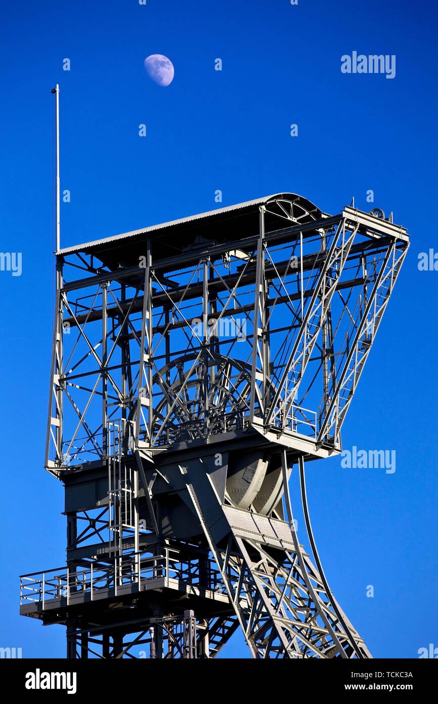 Di miniera con luna, Zollern colliery museo industriale, Dortmund, la zona della Ruhr, Nord Reno-Westfalia, Germania Foto Stock