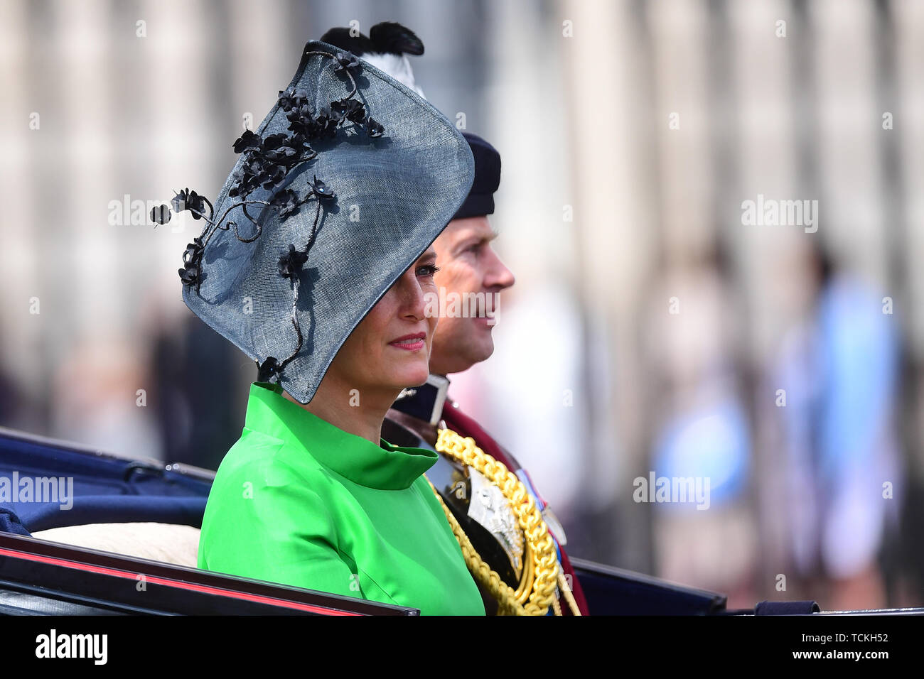 Il conte e la Contessa di Wessex fanno la loro strada lungo il centro commerciale per la sfilata delle Guardie a Cavallo, a Londra, precedendo il Trooping la cerimonia del colore, come la regina festeggia il suo compleanno ufficiale. Foto Stock