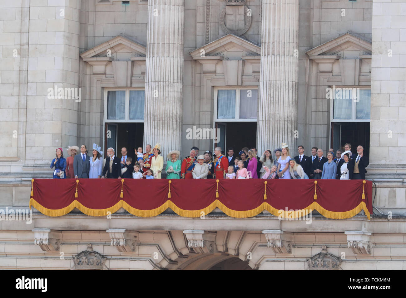 La regina Elisabetta II è unita da membri della famiglia reale sul balcone di Buckingham Palace per riconoscere la folla dopo il Trooping la cerimonia di colore, come lei festeggia il suo compleanno ufficiale. Foto Stock
