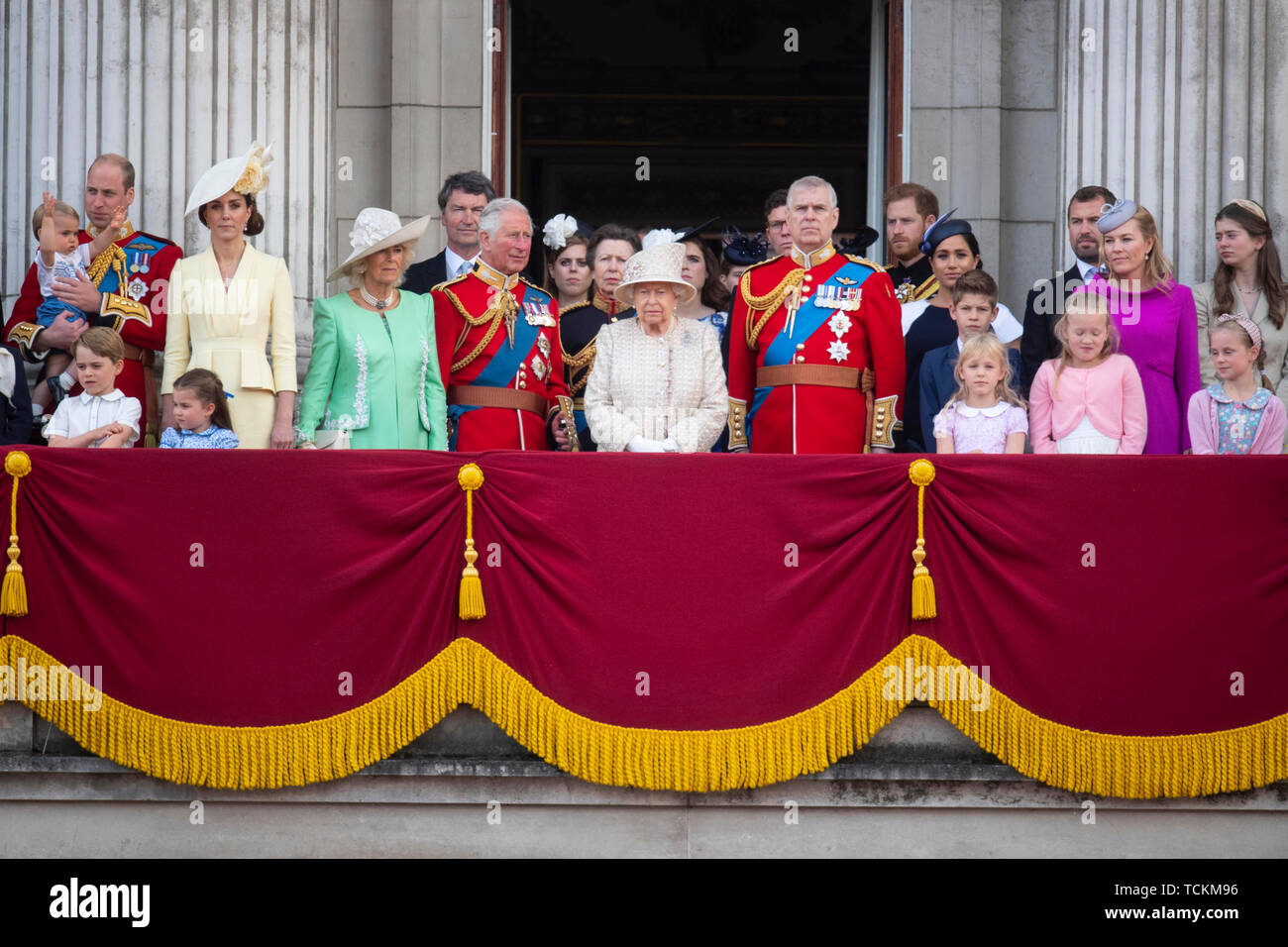 La regina Elisabetta II è unita da membri della famiglia reale sul balcone di Buckingham Palace per riconoscere la folla dopo il Trooping la cerimonia di colore, come lei festeggia il suo compleanno ufficiale. Foto Stock