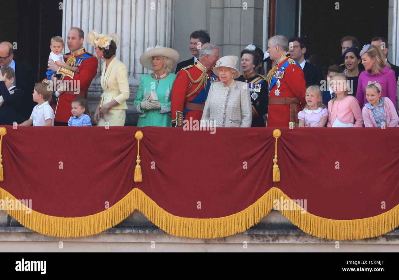La regina Elisabetta II è unita da membri della famiglia reale sul balcone di Buckingham Palace per riconoscere la folla dopo il Trooping la cerimonia di colore, come lei festeggia il suo compleanno ufficiale. Foto Stock