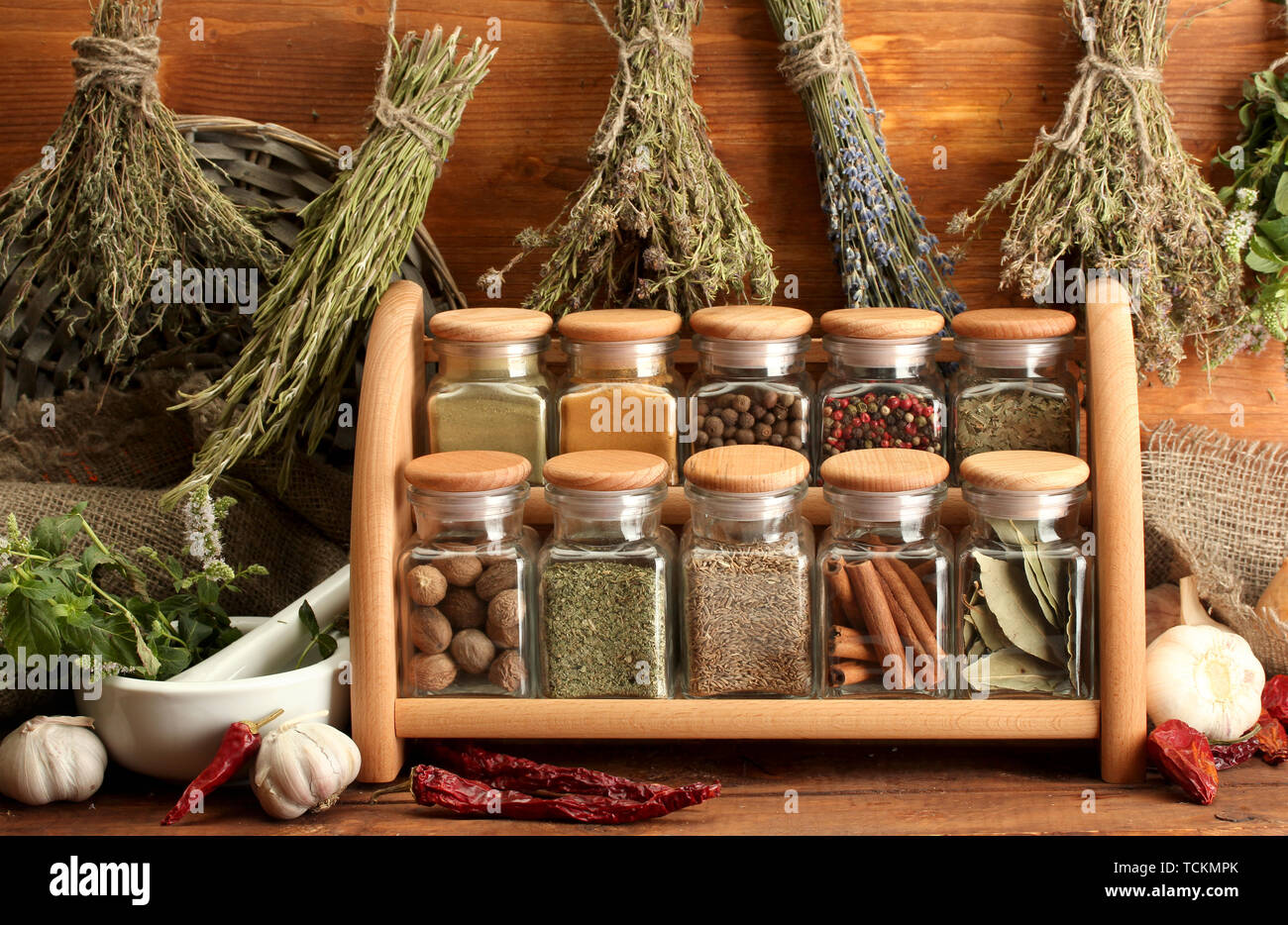 Le erbe aromatiche essiccate, spezie e e pepe, su sfondo di legno Foto  stock - Alamy