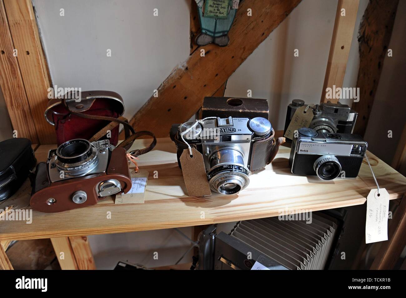 Vintage di telecamere sul display in un centro di antiquariato in Leominster, Herefordshire Foto Stock