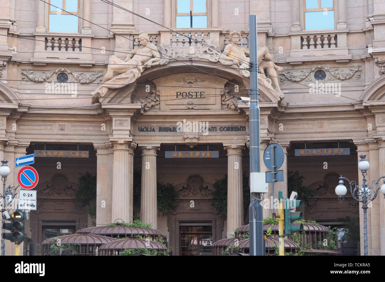 Milano, Italia - 15 Settembre 2018: esterne riprese del nuovo negozio Starbucks a Milano situato in piazza Cordusio. Lombardia, Italia Foto Stock