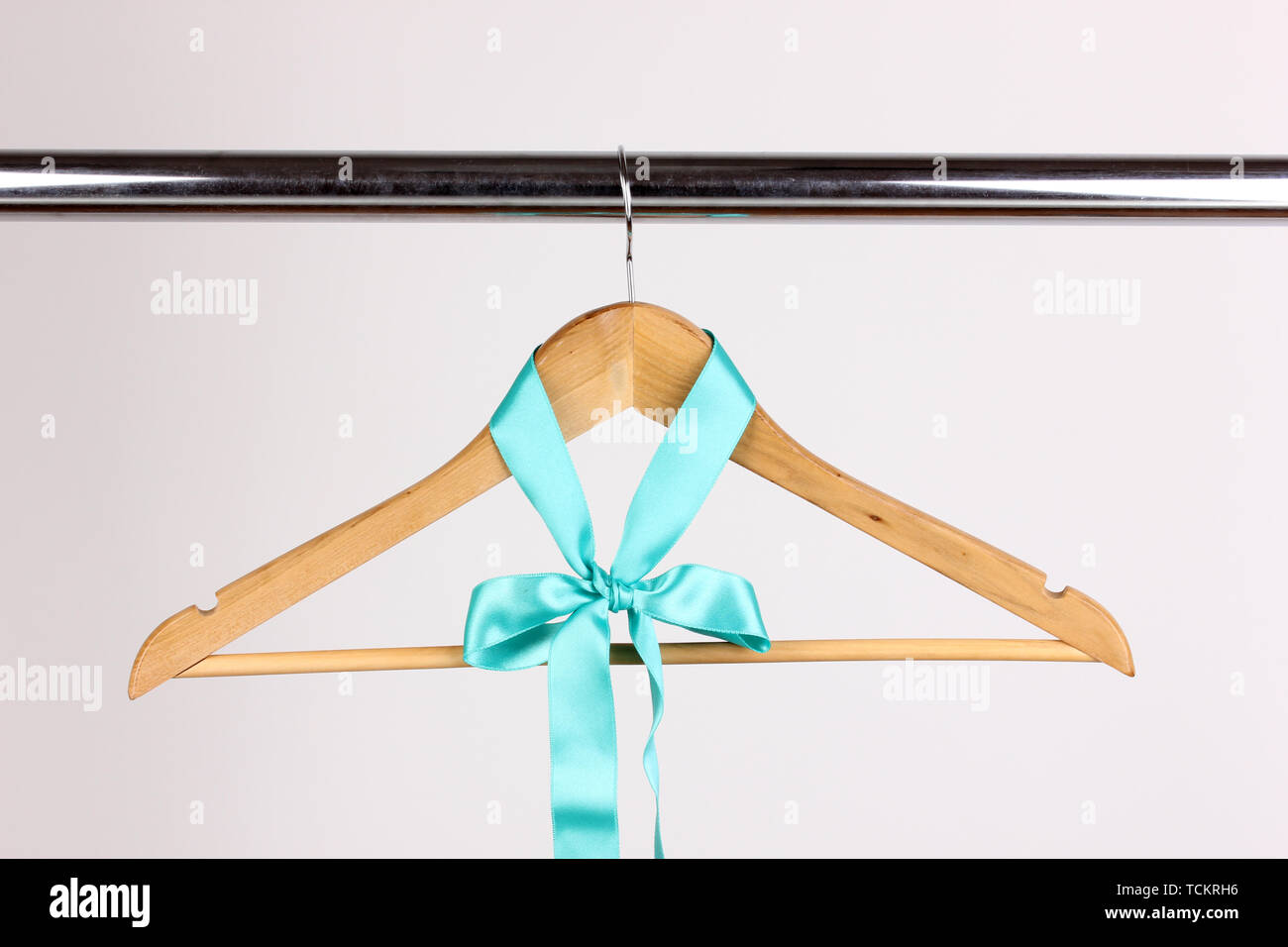 Bellissimo il turchese bow appeso su appendiabiti in legno isolato su bianco Foto Stock