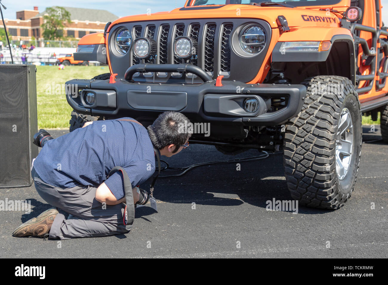 Detroit, Michigan - Un fotografo ispeziona una Jeep Gladiator gravità concetto veicolo sul display in una celebrazione comunitaria che segna l'inizio di co Foto Stock
