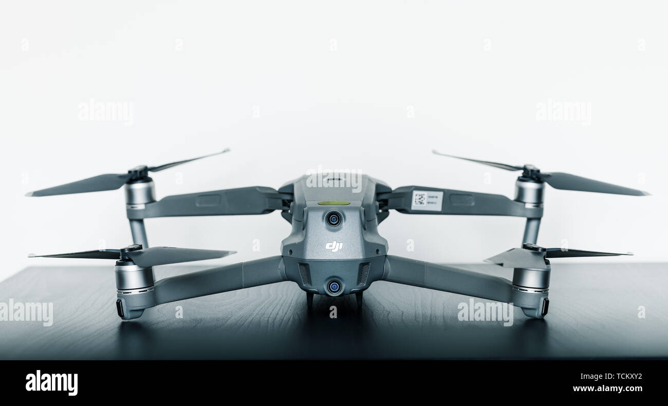 Close up isolato colpo di nuovi consumatori Mavic 2 Pro drone da DJI contro uno sfondo bianco Foto Stock