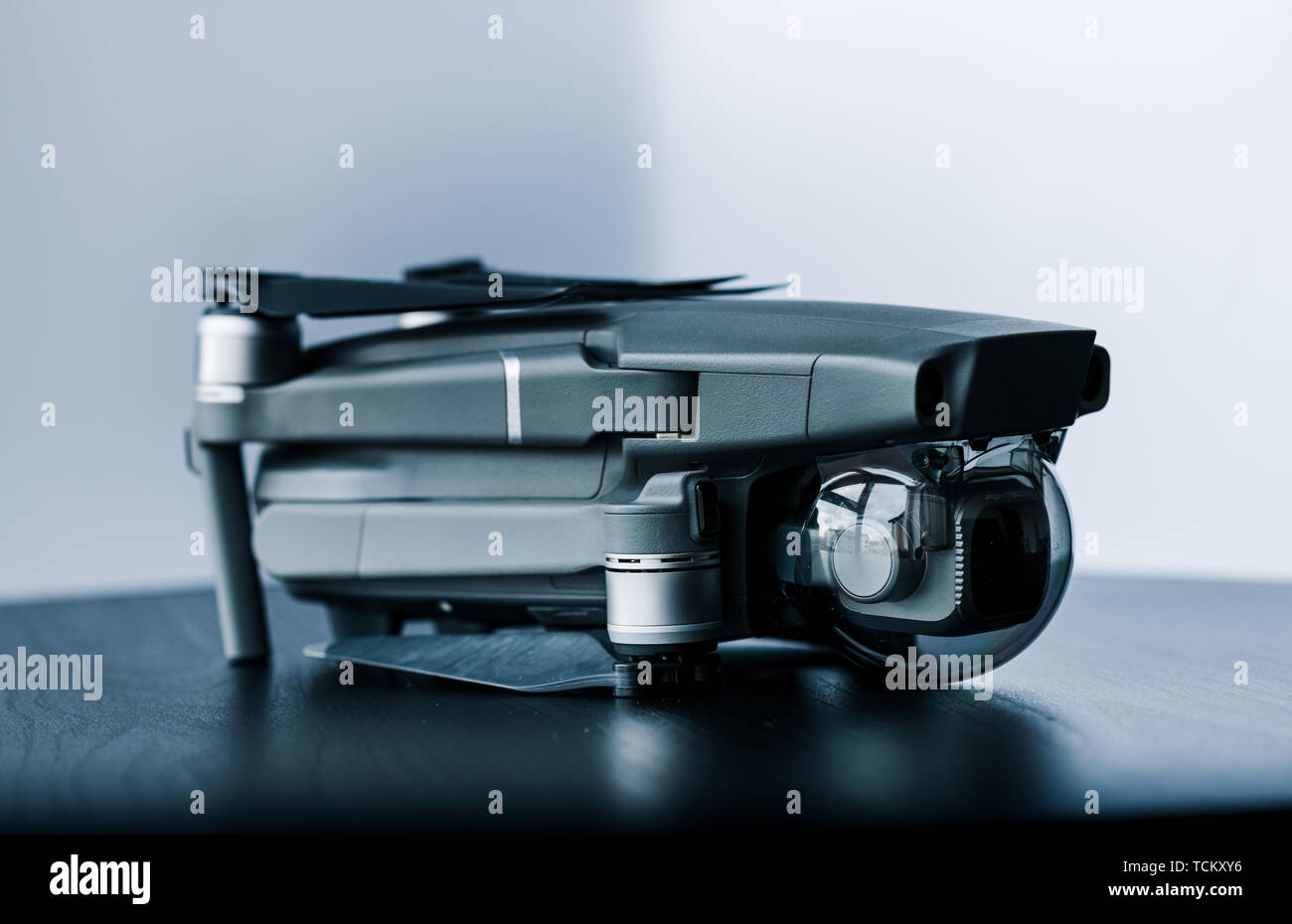 Close up isolato colpo di nuovi consumatori Mavic 2 Pro drone da DJI contro uno sfondo bianco Foto Stock