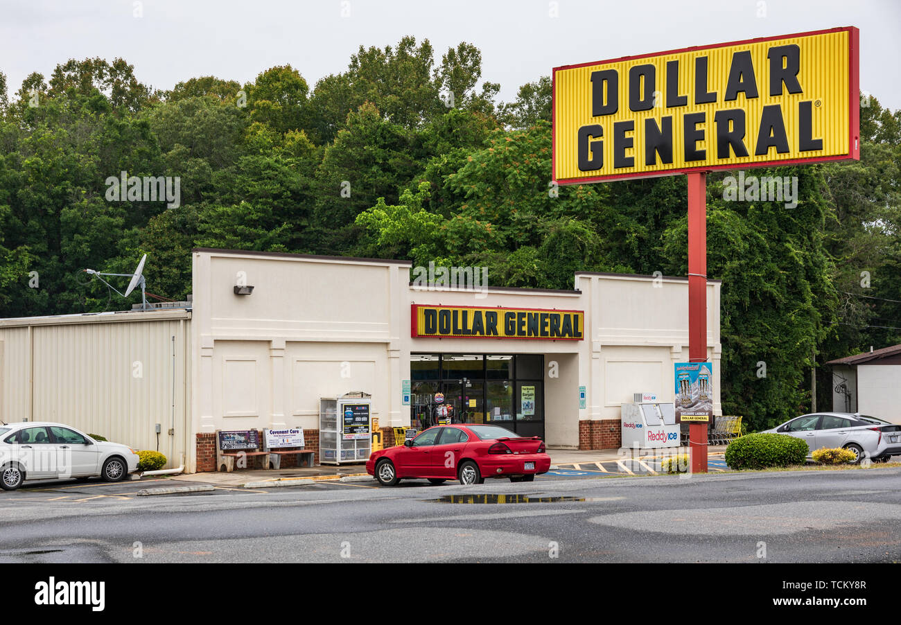 Betlemme, NC, USA-Giugno 5, 2019: un dollaro locale magazzino generale e strada segno, nella comunità di Betlemme, NC. Foto Stock