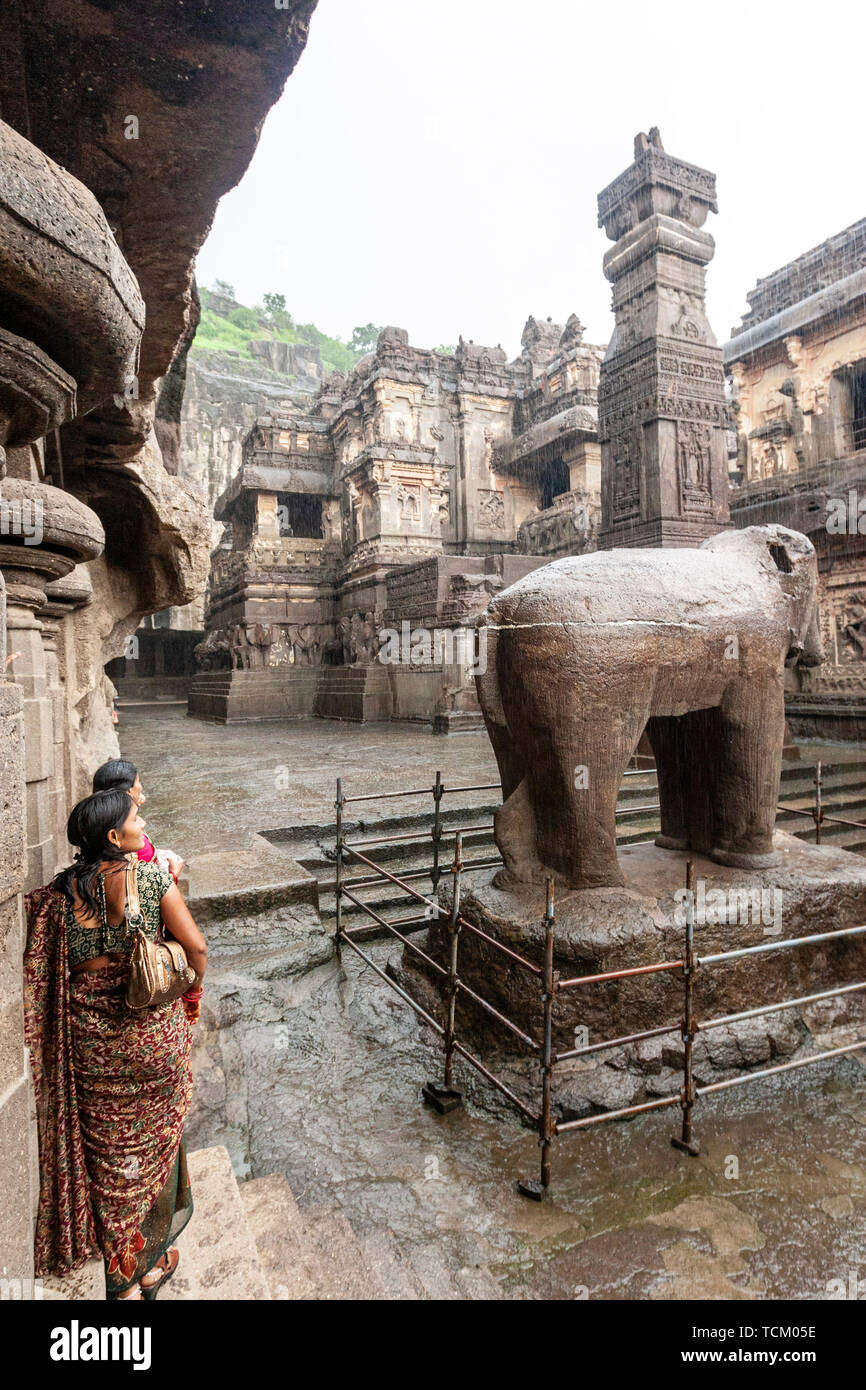 Tono pilastro scolpito, il tempio Kailāśa: cave 16, Grotte di Ellora, rock-cut-monastero grotta del tempio, Aurangabad distretto di Maharashtra, India. Foto Stock