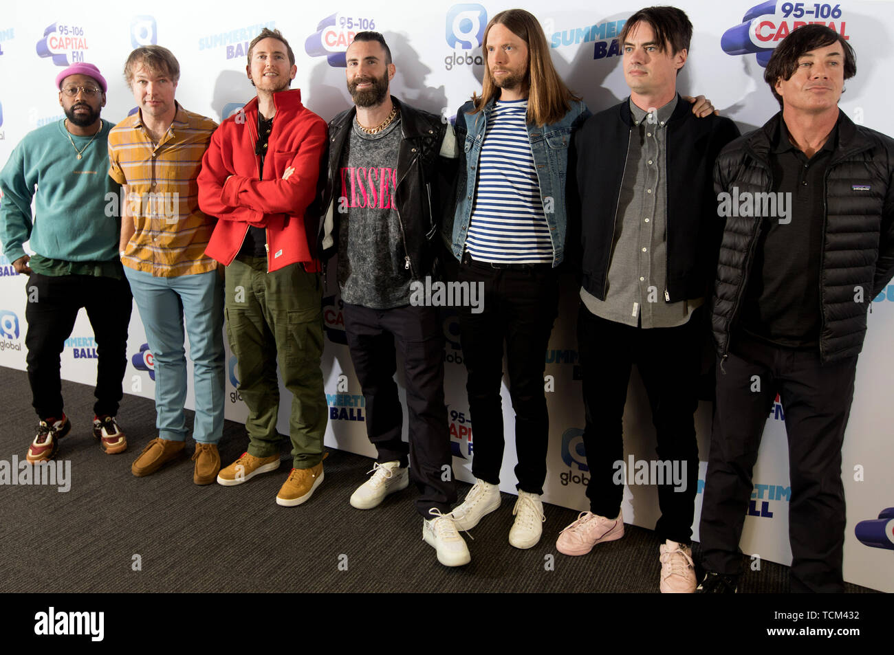 I membri della band Maroon 5, PJ Morton, Mickey Madden, Jesse Carmichael, Adam Levine, James Valentine, Sam Farrar e Ryan Dusick (da sinistra a destra) sul tappeto rosso del media esecuzione capitale durante il periodo estivo la sfera. Più grandi del mondo di stelle eseguire live per 80.000 ascoltatori di capitale allo Stadio di Wembley al Regno Unito il più grande festa estiva. Foto Stock