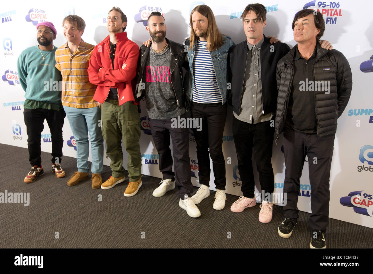 I membri della band Maroon 5, PJ Morton, Mickey Madden, Jesse Carmichael, Adam Levine, James Valentine, Sam Farrar e Ryan Dusick (da sinistra a destra) sul tappeto rosso del media esecuzione capitale durante il periodo estivo la sfera. Più grandi del mondo di stelle eseguire live per 80.000 ascoltatori di capitale allo Stadio di Wembley al Regno Unito il più grande festa estiva. Foto Stock