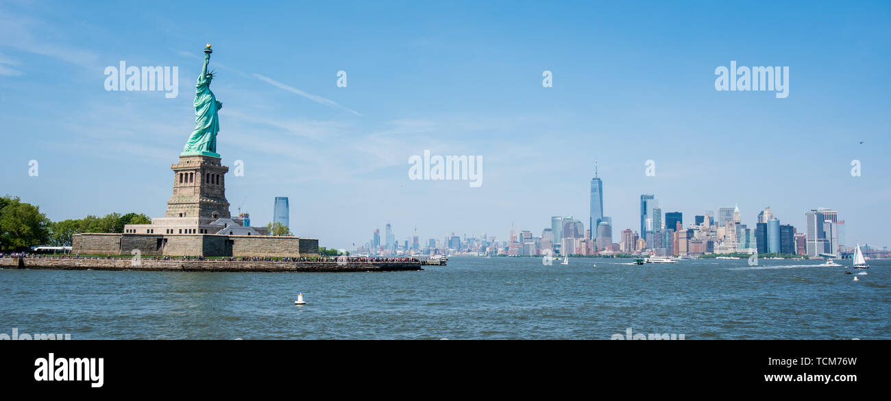 Vista panoramica della Statua della libertà e dello skyline di Manhattan Foto Stock
