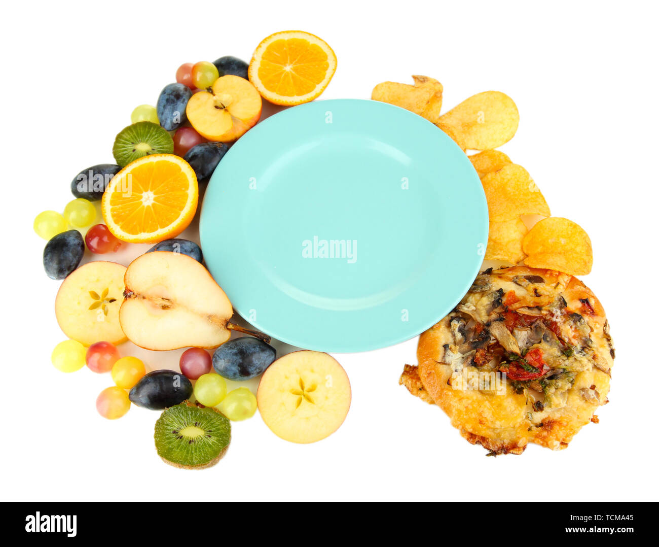 Piastra blu circondato da utili e alimenti nocivi isolati su bianco Foto Stock