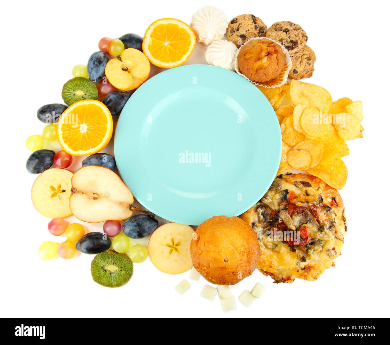Piastra blu circondato da utili e alimenti nocivi isolati su bianco Foto Stock