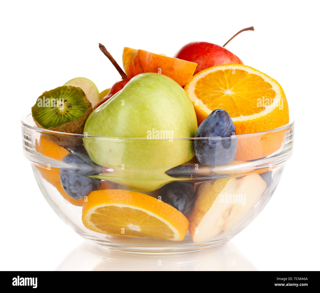 Vaso di vetro con frutta per la dieta isolato su bianco Foto Stock