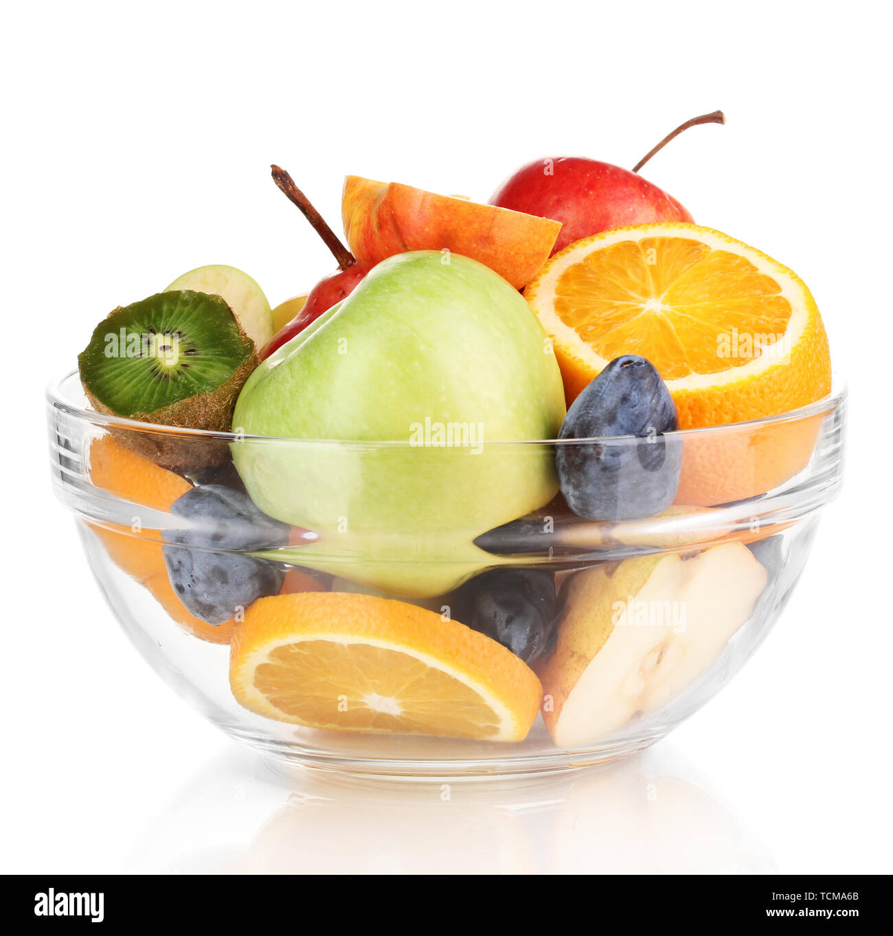 Vaso di vetro con frutta per la dieta isolato su bianco Foto Stock