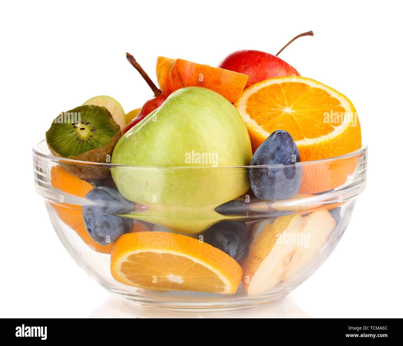 Vaso di vetro con frutta per la dieta isolato su bianco Foto Stock