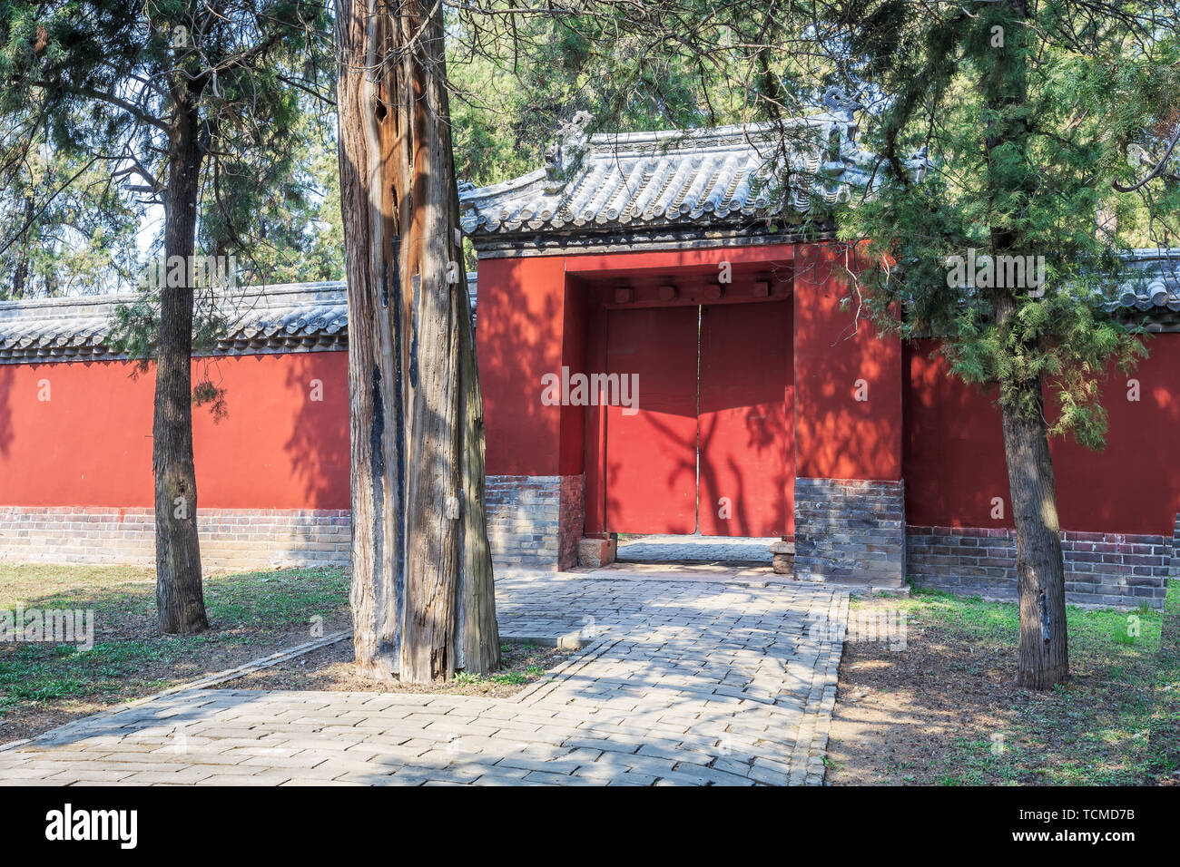 Cinese edificio Gate, Rosso Temple Gate, Yan tempio, Qufu, Provincia di Shandong Foto Stock