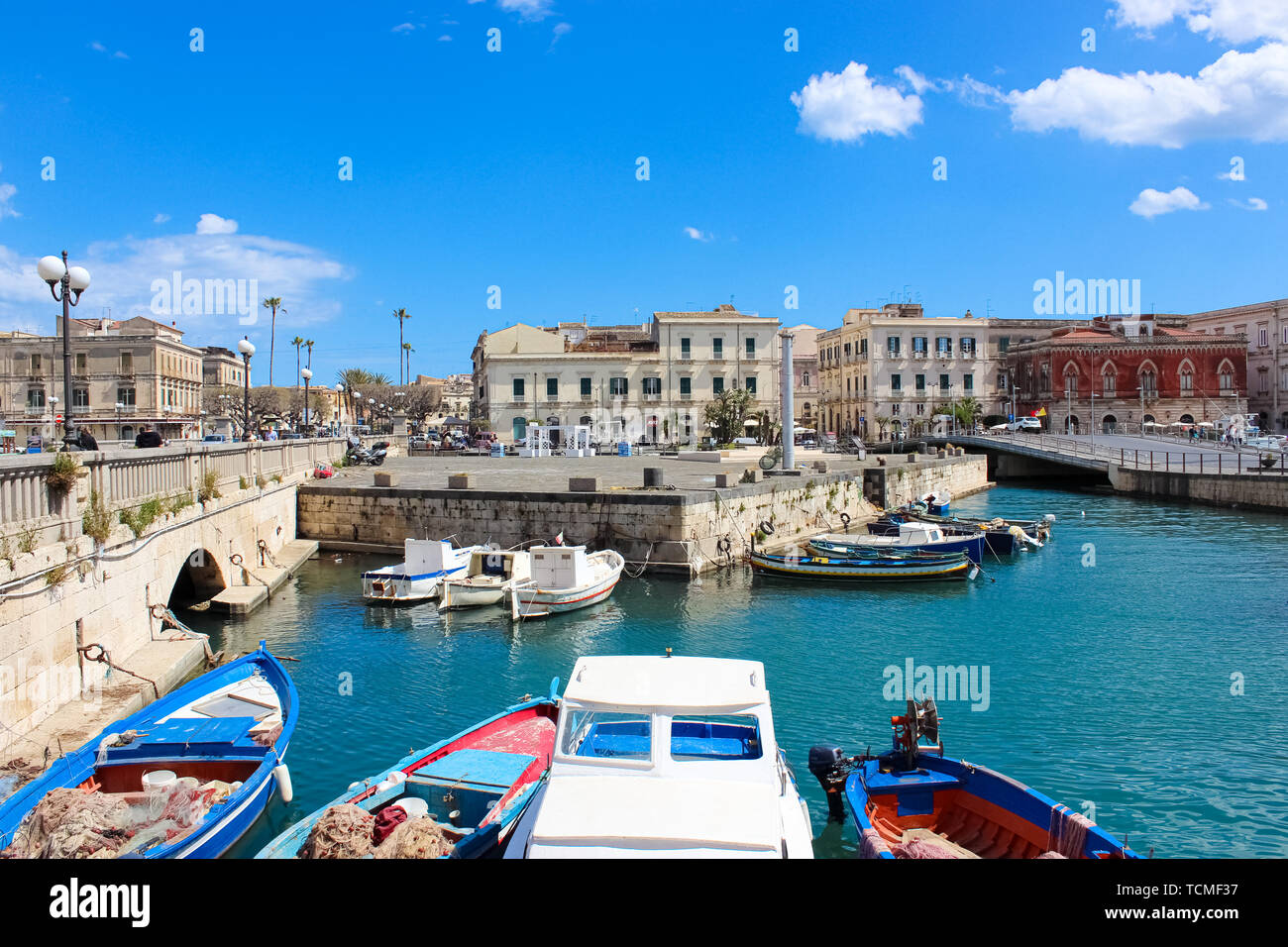 Siracusa, Sicilia, Italia - 10 Apr 2019: la magnifica vista del porto e del ponte di collegamento tra la città di Siracusa con la famosa isola di Ortigia. Parte del Patrimonio Mondiale dell'UNESCO. Popolare meta turistica. Foto Stock