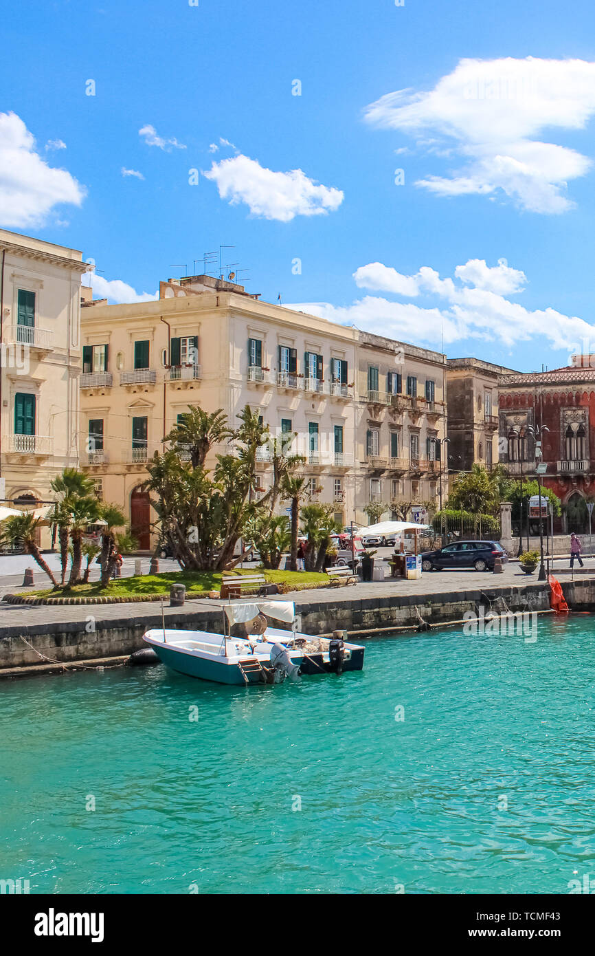 Siracusa, Sicilia, Italia - 10 Apr 2019: incredibile Harbour tra la storica città di Siracusa e la famosa isola di Ortigia. Parte del Patrimonio Mondiale dell'UNESCO. Popolare meta turistica. Foto Stock