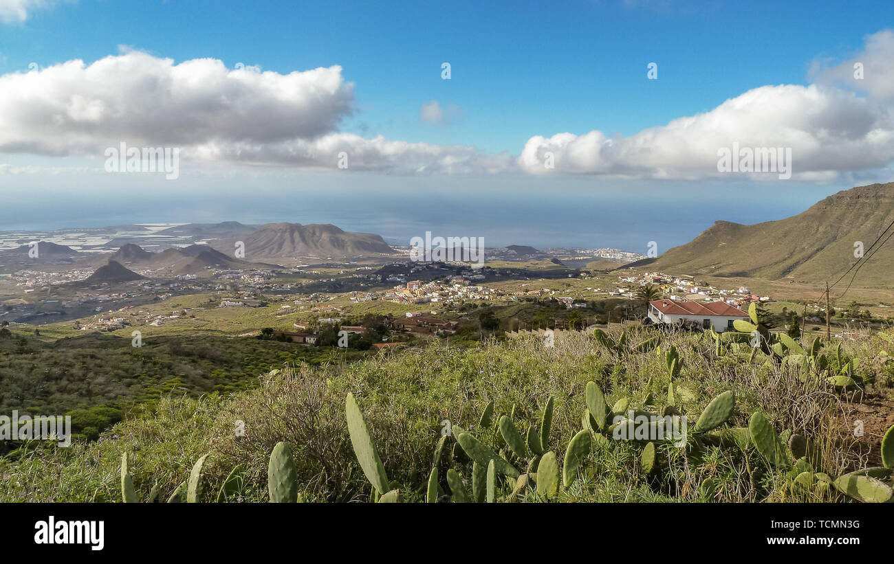 Estate seascape sull isola tropicale Tenerife, Canarie in Spagna. A sud della linea costiera, Arona vilage, Los Cristianos, agricoltura piantagioni vista con prickl Foto Stock