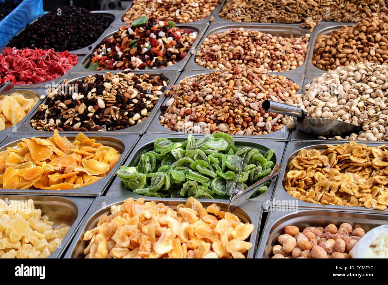 Varietà di frutta in contenitori esposti nel mercato Foto Stock