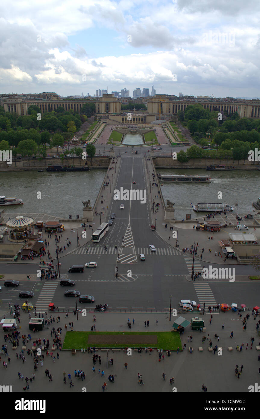 Vista su Place du Trocadero, dalla seconda piattaforma della torre Eiffel Foto Stock