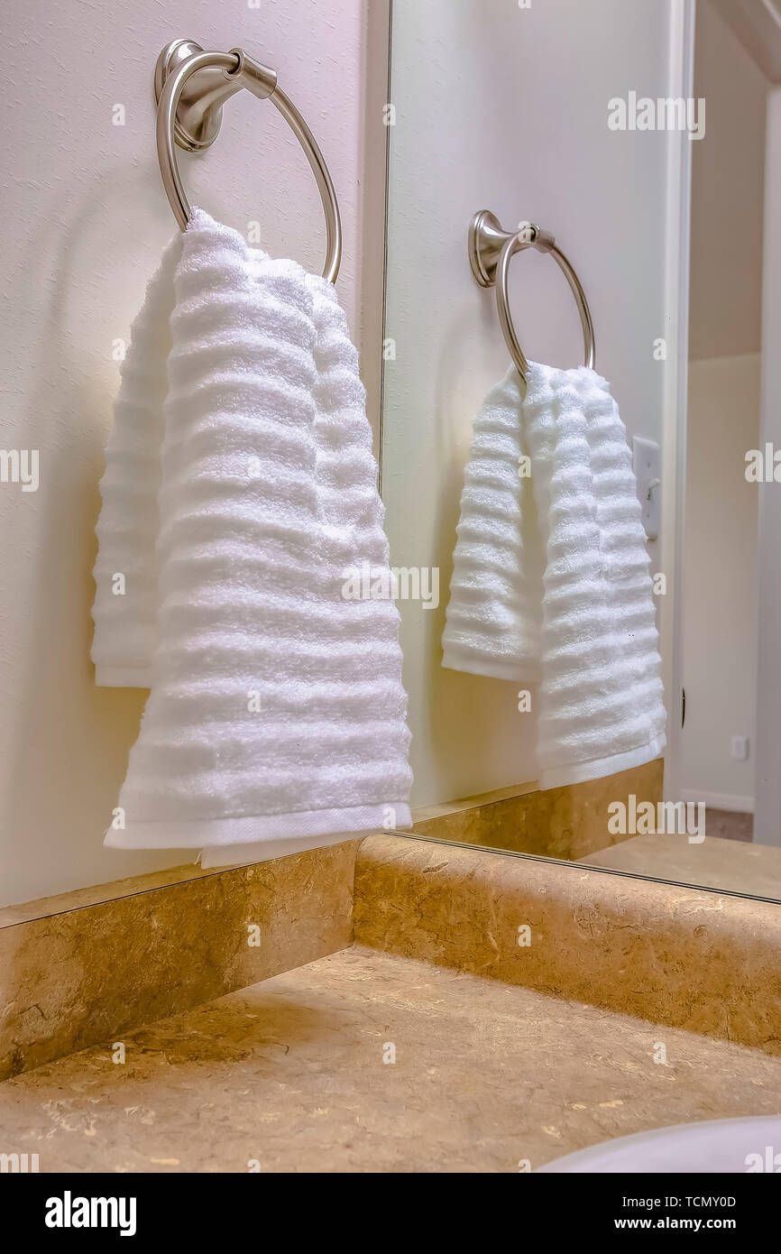 Bagno interno con vista ravvicinata di un asciugamano bianco appesi ad un Anello portaasciugamano Foto Stock