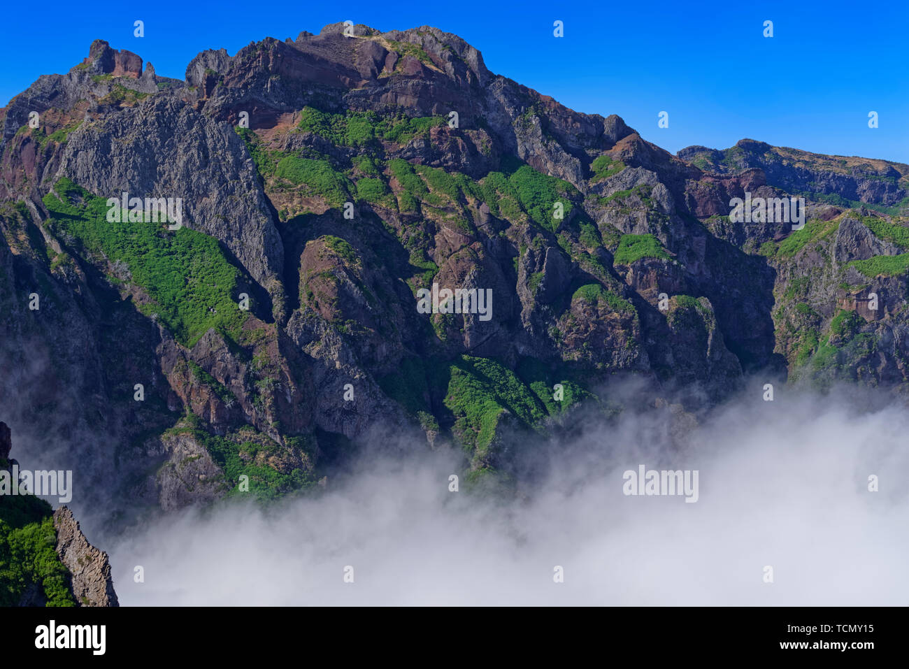 Picco di montagna contro il cielo blu e chiaro sulla giornata di sole. Vista dal Pico do Arieiro sull isola portoghese di Madeira Foto Stock