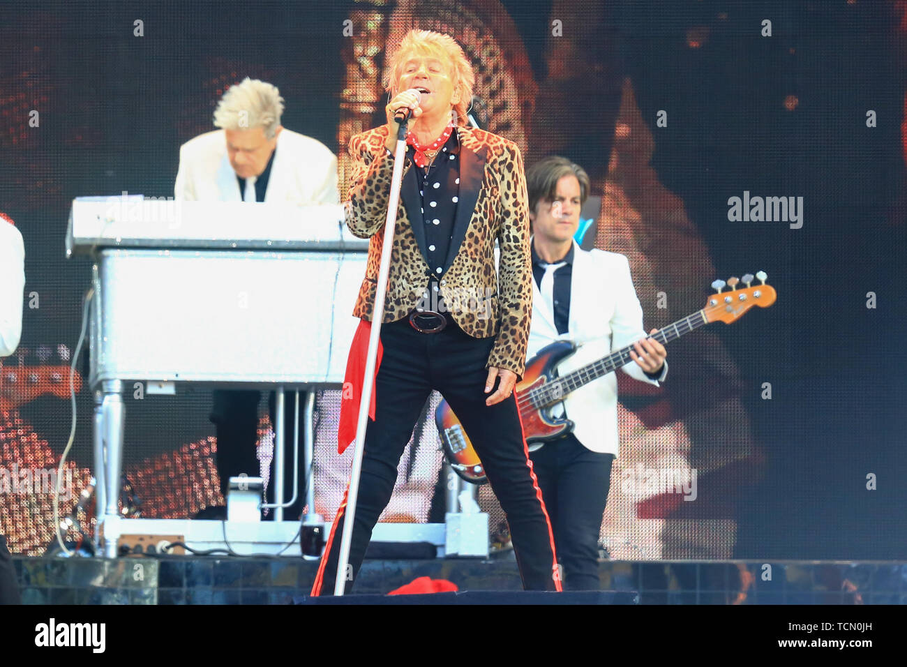 Wolverhampton, Regno Unito. 8 Giugno, 2019. Il leggendario rock star Rod Stewart svolge un concerto di Wolverhampton's Molineux Stadium. Peter Lopeman/Alamy Live News Foto Stock