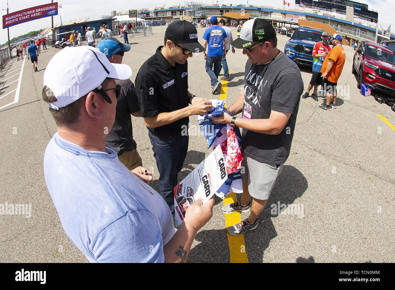 Brooklyn, Michigan, Stati Uniti d'America. 8 Giugno, 2019. Monster Energy NASCAR conducente David Ragan (38) segni autografi a Michigan International Speedway. Credito: Scott Mapes/ZUMA filo/Alamy Live News Foto Stock